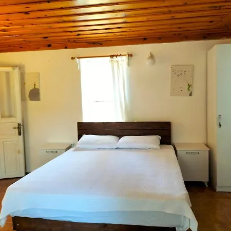 Hotell Ekincik'te Tas Ev